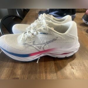 Mizuno Women's Wave Rider 27 Running Shoe size 8.5.. brand new